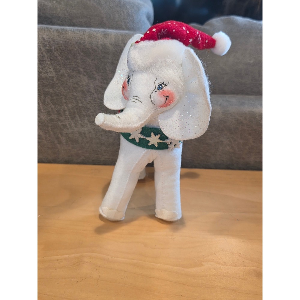 Annalee Christmas White Elephant Santa Hat Gift Figurine 2007 Holiday Decor 7in